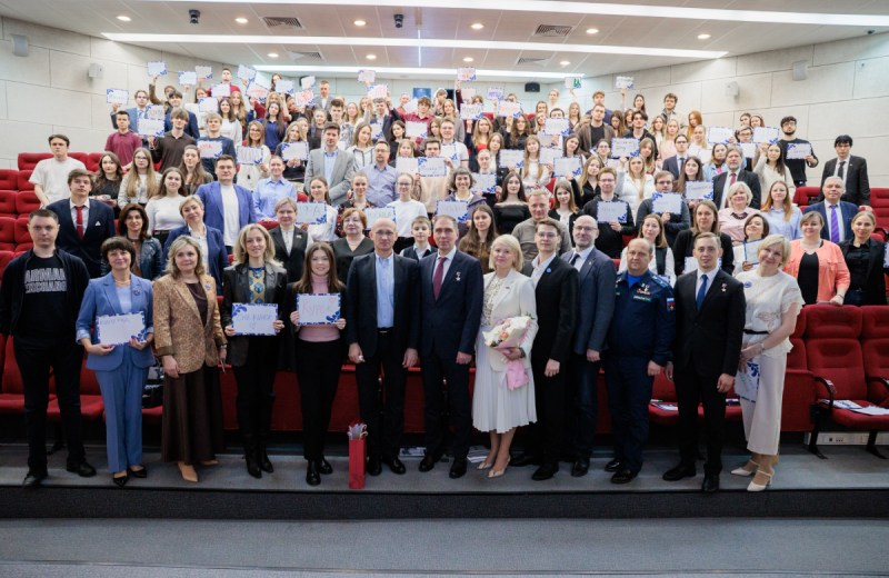 «Объединяя регионы, строим мосты поколений»: в Москве стартовал III Форум семейных династий России