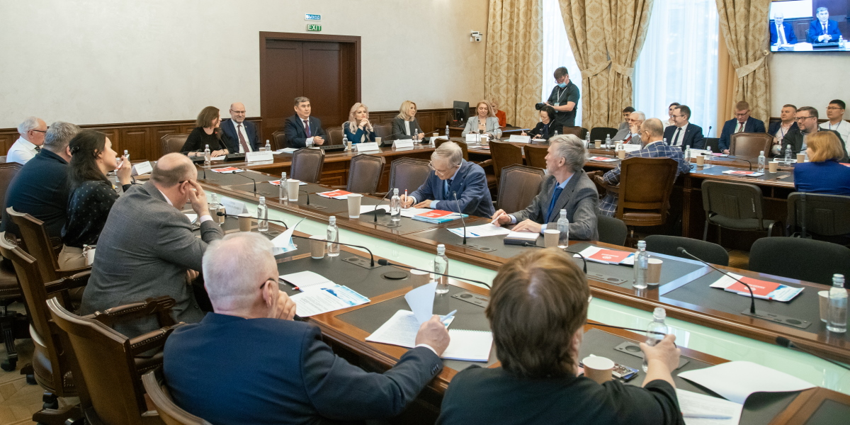 «Кадры решают все»: в Президентской академии состоялся круглый стол по развитию Дальнего Востока и Арктики 