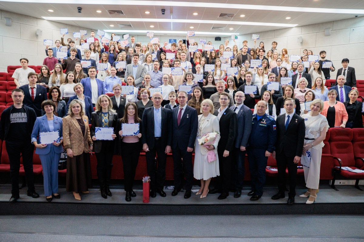 «Объединяя регионы, строим мосты поколений»: в Москве стартовал III Форум семейных династий России