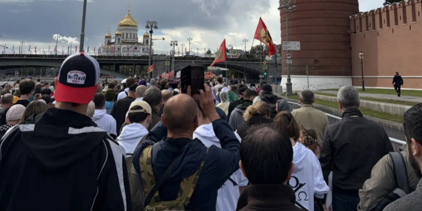 Студенты Президентской академии приняли участие в общемосковском крестном ходе