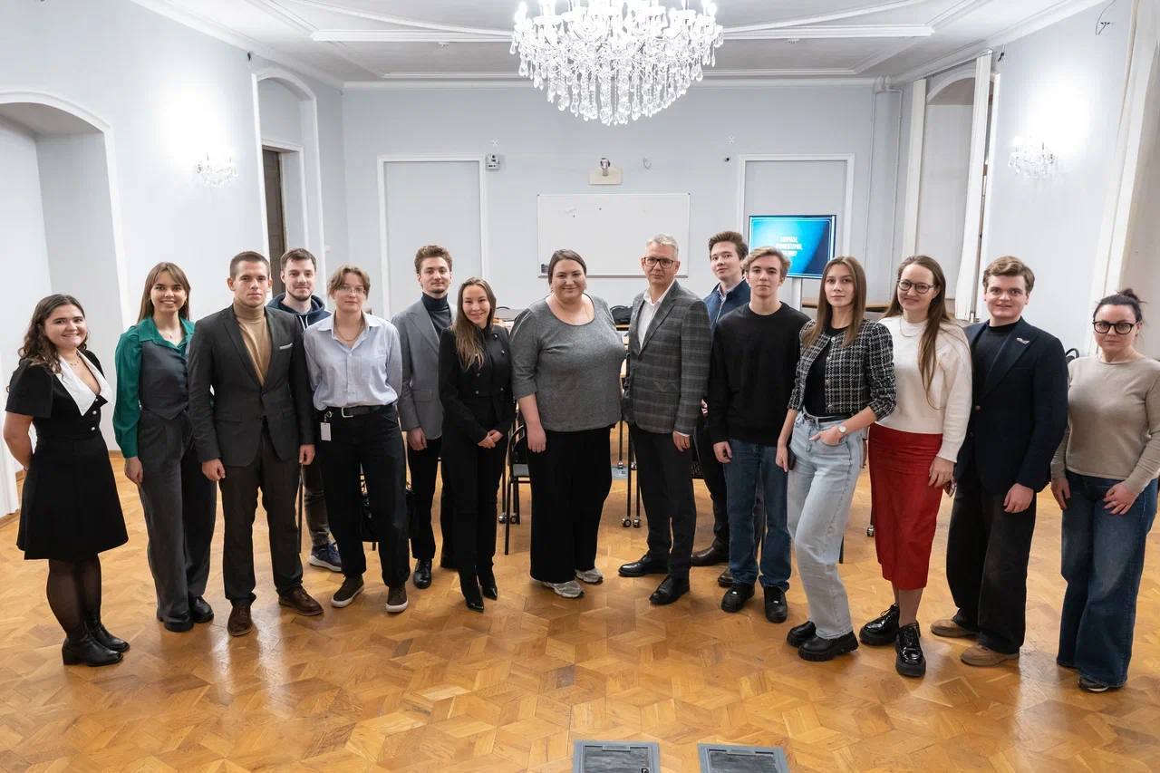 Факторы эффективности специалистов по стратегическим коммуникациям: целеполагание, владение инструментарием, командная работа