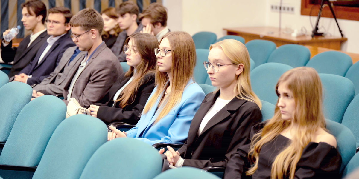 Студенты ИГСУ Президентской академии выступили с докладами в поддержку ветеранов и волонтёрских инициатив