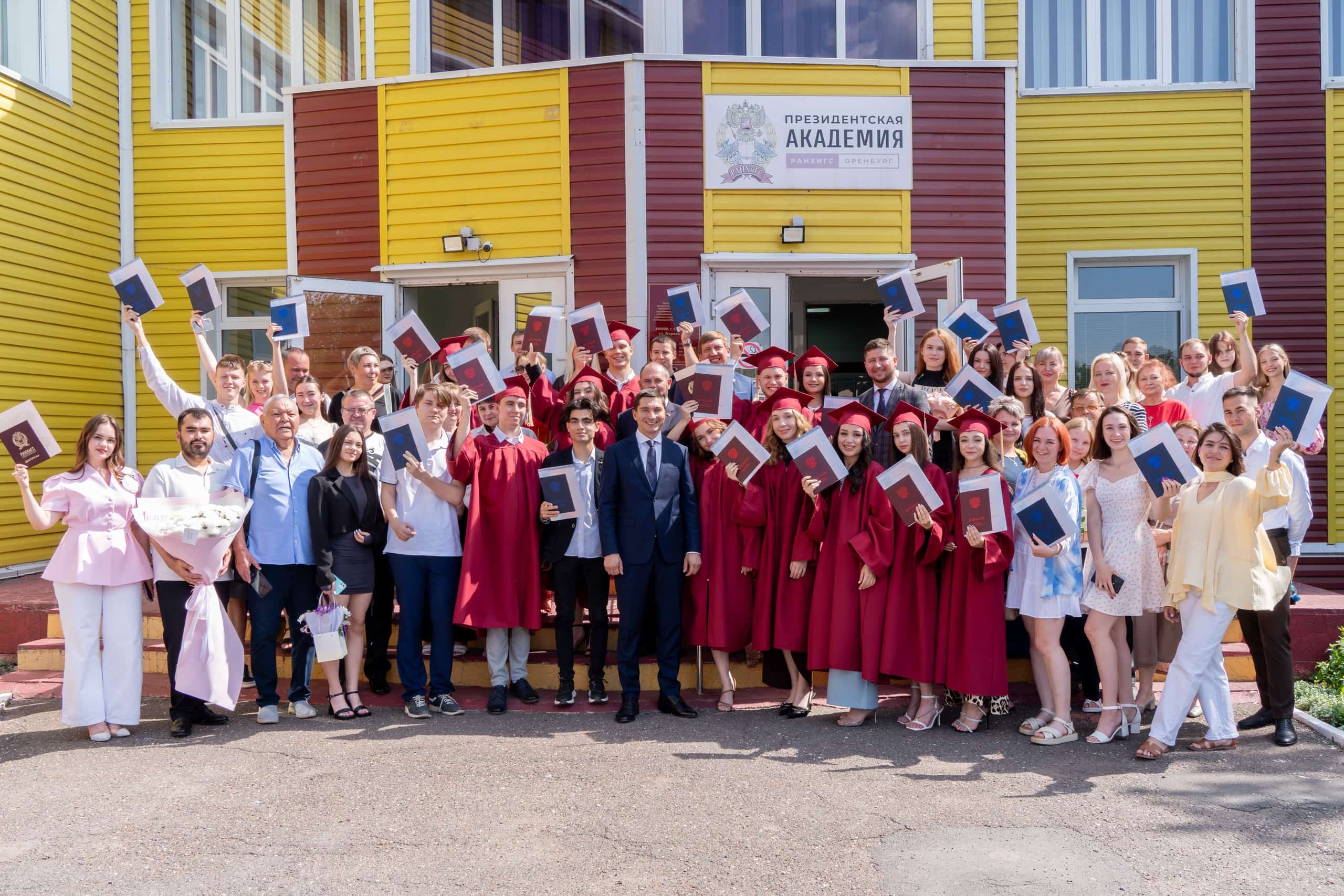 В Президентской академии вручили дипломы выпускникам 2025 года.