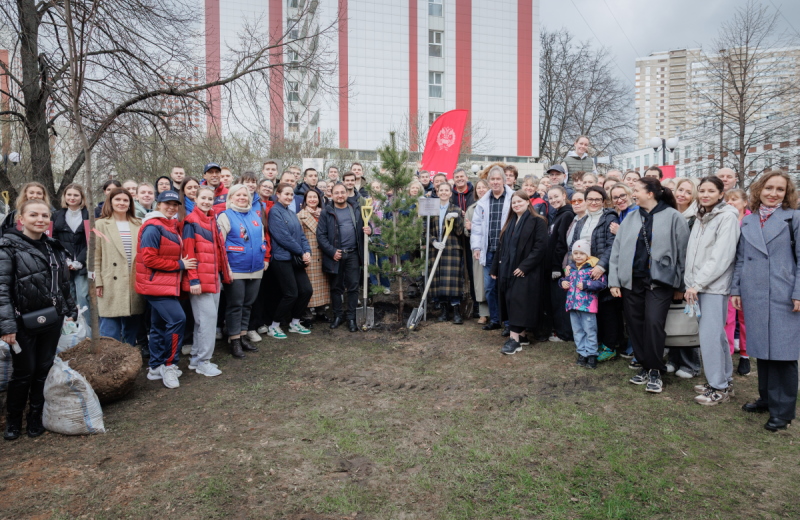 24 клена и кедр Гагарина: в Президентской академии появились именные деревья в честь космонавтов – выпускников вуза
