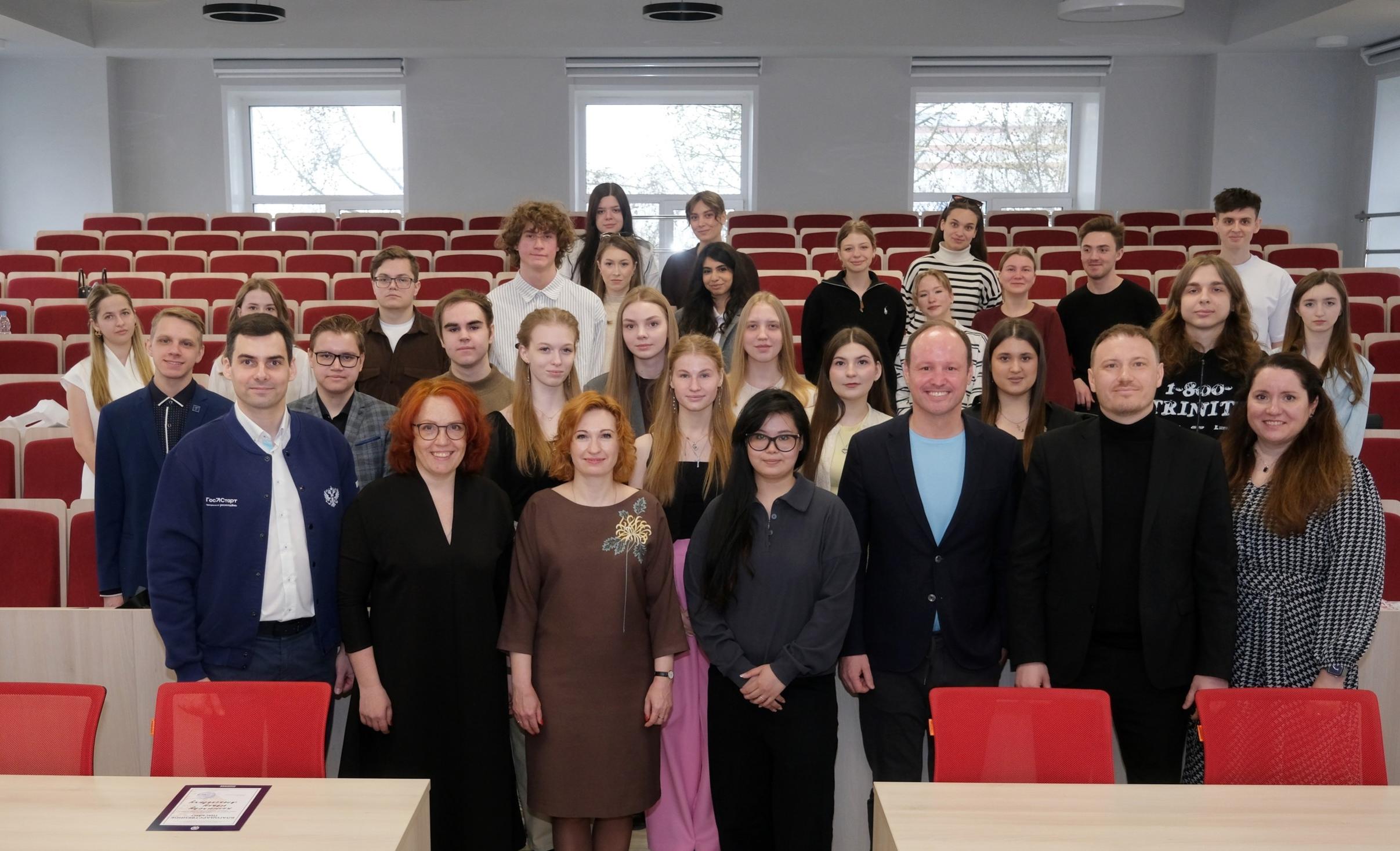 В Нижнем Новгороде прошла торжественная церемония закрытия Весенней школы «Голос Лидера» Президентской академии